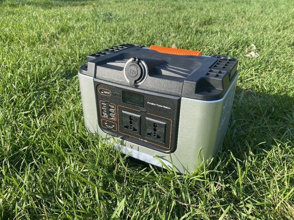 पोर्टेबल पावर स्टेशन 700W